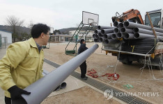 건설자재 옮기는 인부들