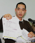 증거자료 제시하는 크라운제이