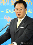 인터뷰하는 바오젠 리다오 총재