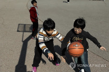 농구 즐기는 어린이들