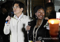 보니엠 리즈미첼과 인사 나누는 김문수 도지사