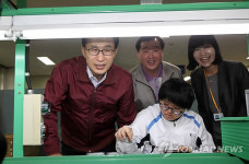 (주)한울에프앤에스 (신)일산직업능력개발원점 | 李대통령, 일산직업능력개발원 격려방문