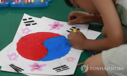 태안소성어린이집 | 태극기 그리는 중