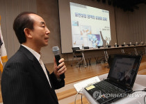 주제발표하는 산업연구원 주현 실장