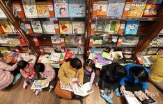 글로벌서점문구사 | 신학기 맞아 붐비는 서점