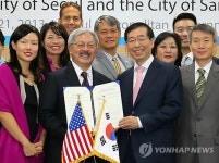 에드벡트서울사무소 | 기념촬영하는 박원순-에드윈 리