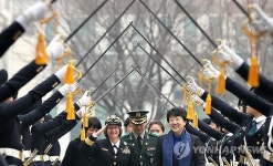 숙대 학군단의 예도 받는 주한 美해군사령관
