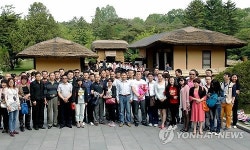 (주)만경바이오물산 | 만경대 방문하는 평양국제상품전람회 참가 대표단