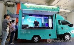 푸드트럭 살펴보는 관계자