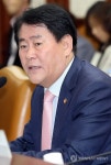 최경환 "'워킹맘' 중심 보육지원체계 개편 추진"