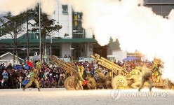 국군복지단(858포병대대) | 포격하는 국군