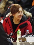농구장 찾은 가수 한영