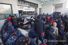 대한민국상이군경회대구보훈병원장례사업소 | 장례식장 앞에 모인 상이군경회 회원들