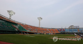 어둑어둑한 부산 사직야구장 조명 개선 난항