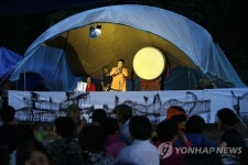 충청도 산골에 재개관한 '대학로극장' 축하공연