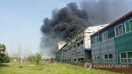 시커먼 연기 휩싸인 광주 평동산단 공장