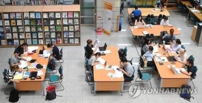 취업준비도 하고 폭염도 피하고…도서관·독서실 '북적'