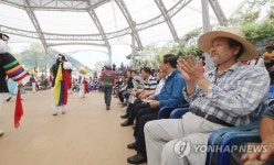 필봉굿마당민박 | 필봉마을굿축제 관람하는 김무성