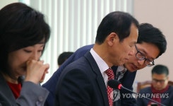 비타민 하우스 강원지사 | 자료 전달받는 최문순 강원지사