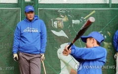 어린이에게 야구 가르치는 이대호