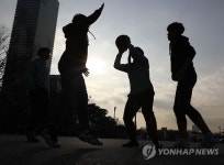'동장군 실종사건'으로 붐비는 농구장