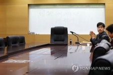 명품종교수의 | 학생들 기다리는 서이종 교수