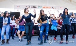 "케이팝에 맞춰 춤춰요"