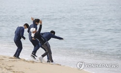 대령체육사 | 해변에서 휴식 취하는 U-18 대표팀