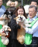 반려동물 안아보는 문재인 후보