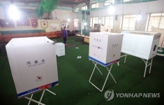 야구 실내연습장에 마련된 투표소