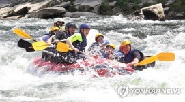 "더위야 물러서거라" 짜릿한 인제 래프팅