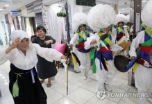 활짝 웃는 서문시장 상인