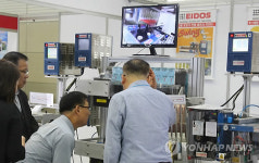 포장기기 살펴보는 관람객