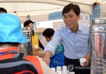 비타민하우스충남서부지사 | 자원봉사자 격려하는 안희정 충남지사