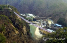 하늘 가로지르는 원주 섬강 출렁다리