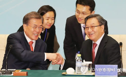 악수하는 문 대통령과 장쩡웨이 중국국제무역촉진위원회 회장