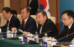 장쩡웨이 중국국제무역촉진위원회장 얘기 듣는 문 대통령