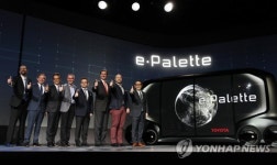 (주)팔레트애드 | e-팔레트 협력사들과 포즈 취하는 도요타 아키오