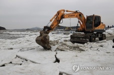 굴 채취 도우려 얼음 깨 바닷길 낸다