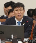 답변하는 관세청장