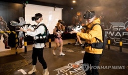 4명이 함께 즐기는 '스페이스 워리어 VR'