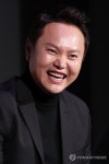 환하게 웃는 김민교