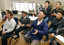 환호하고흥이나는밥버거 | 환호하는 재일 한국인들
