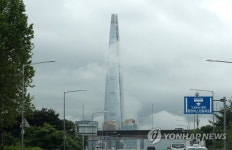 엠머스트비롯데 | 비구름에 둘러싸인 롯데월드타워