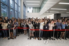 환호하고흥이나는밥버거 | 문 대통령 보고 환호하는 시민들
