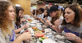 서울외국인학교고등학교 구내식당 | 삼계탕 맛보는 외국인 학생