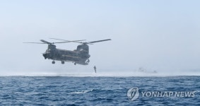 서귀인명-47 | 해수면 근접 비행하며 인명구조 중인 HH-47 헬기