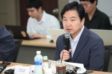 홍종학 장관, 대한가구산업협동조합과 공공조달시장 혁신 간담회