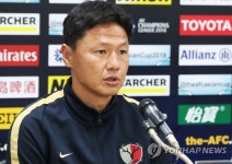 질문에 답하는 오이와 고 감독