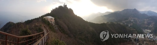 독도 일출 전망대에서 본 망향대